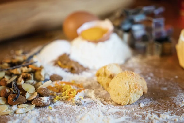 Traditionelle Weihnachtsplätzchen aus dem Elsass Frankreich flach dof — Stockfoto