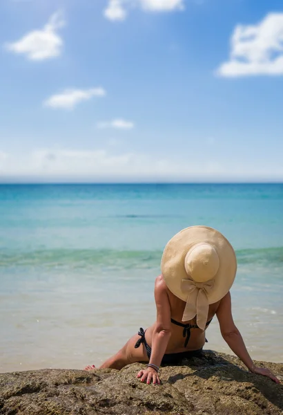 Sexy beautiful woman in bikini tropical beach — Stock Photo, Image