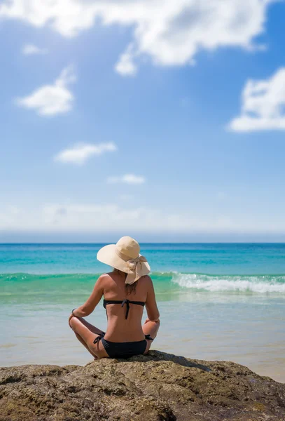Sexy mooie vrouw in bikini tropisch strand — Stockfoto