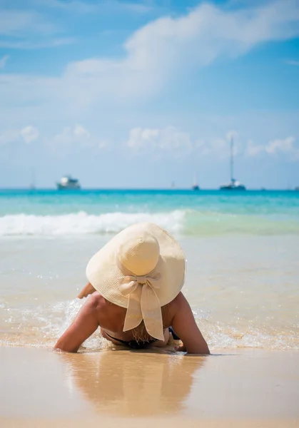 Sexy beautiful woman in bikini tropical beach — Stock Photo, Image