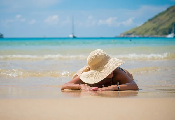 Sexy beautiful woman in bikini tropical beach — Stock Photo, Image