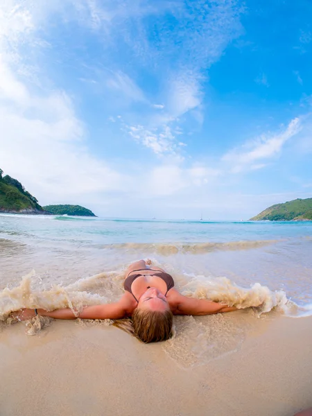 Güzel genç kadın portre tropik sahilde döşeme. — Stok fotoğraf
