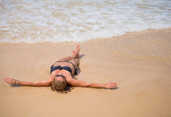 Beautiful young woman portrait laying on the tropical  beach. — Stock Photo, Image