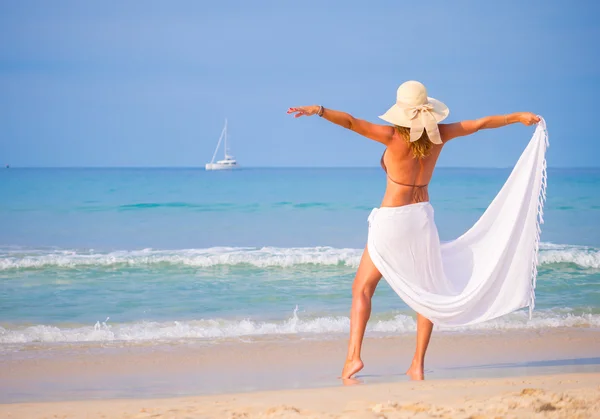 Όμορφη κοπέλα με λευκό μαντήλι στην παραλία. ταξίδια και vacatio — Φωτογραφία Αρχείου