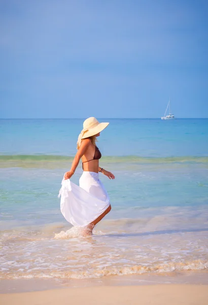Menina bonita com cachecol branco na praia. Viagem e Vacatio — Fotografia de Stock