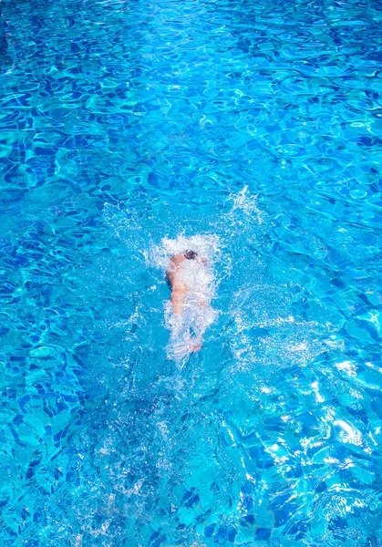 Вид сверху на девушку, ныряющую в бассейне — стоковое фото