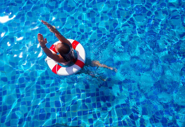 Vue de dessus d'une fille dans la piscine — Photo