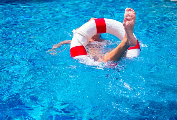 Vue de dessus d'une fille dans la piscine — Photo