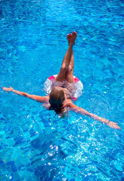 Draufsicht eines Mädchens im Schwimmbad — Stockfoto