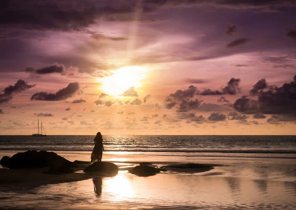 Jeune femme regardant coucher de soleil sur la plage à Phuket Thaïlande — Photo