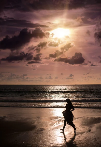 Fiatal nő keres naplemente a tengerparton található Phuket Thaiföld — Stock Fotó