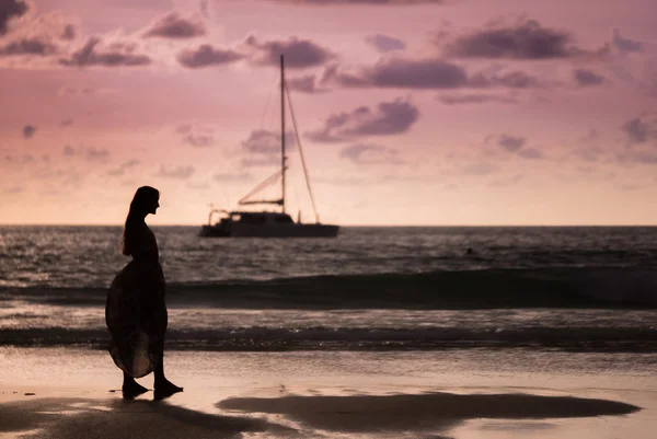 Phuket Tayland sahilde günbatımı arayan genç kadın — Stok fotoğraf