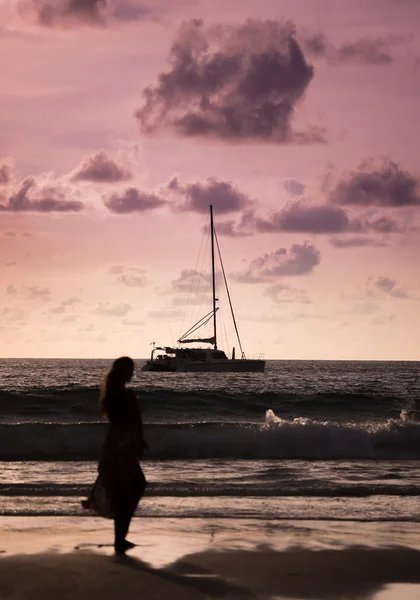 Jeune femme regardant coucher de soleil sur la plage à Phuket Thaïlande — Photo