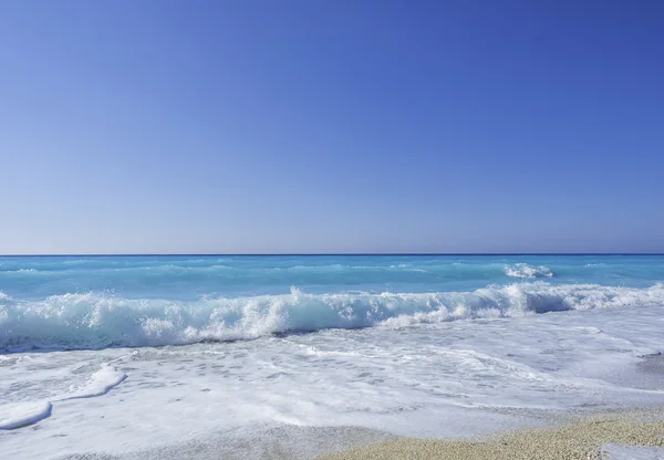 ชายหาดที่น่าตื่นตาตื่นใจที่มีน้ําใสในกรีซ — ภาพถ่ายสต็อก