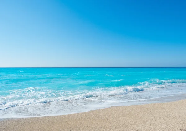 Geweldige strand met helder water in Griekenland — Stockfoto