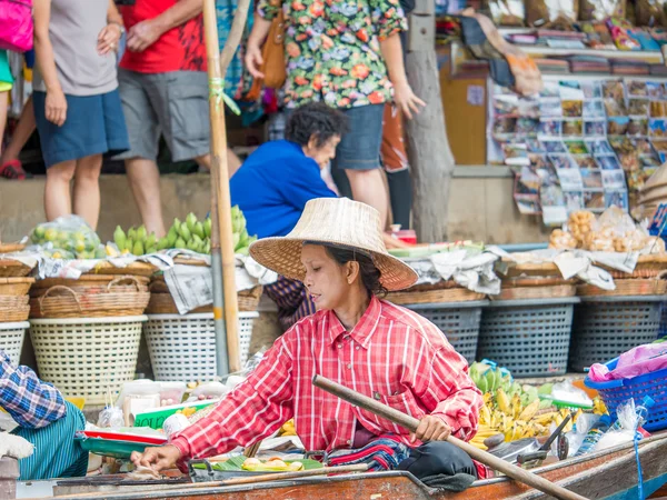 Commercianti che vendono frutta e verdura navigando in barca in un fl — Foto Stock