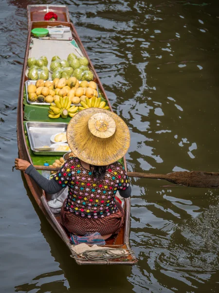 Traders selling vegetables and fruits by sailing a boat in a fl — Stock Photo, Image