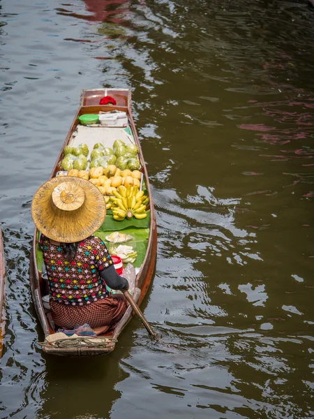 Commerçants vendant des légumes et des fruits en naviguant sur un bateau dans un fl — Photo