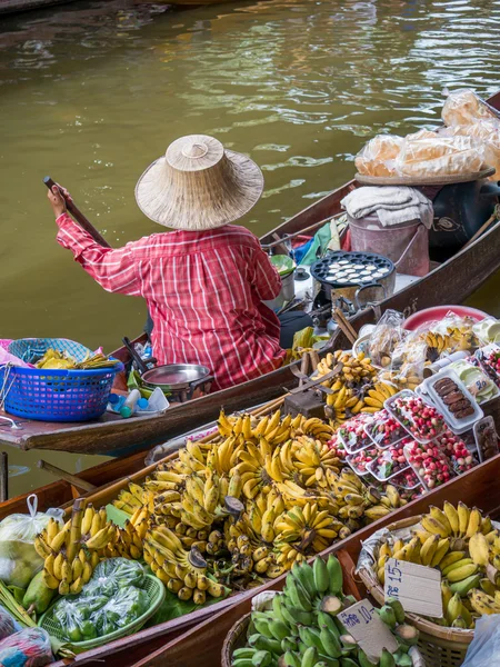 Comerciantes que venden verduras y frutas navegando en un barco en una fl — Foto de Stock