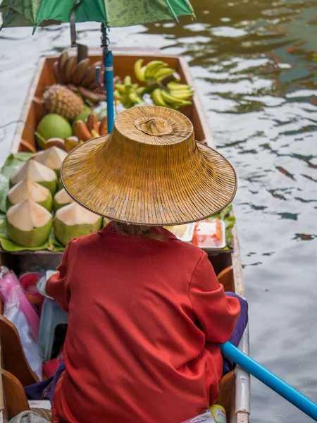 Comerciantes que venden verduras y frutas navegando en un barco en una fl — Foto de Stock