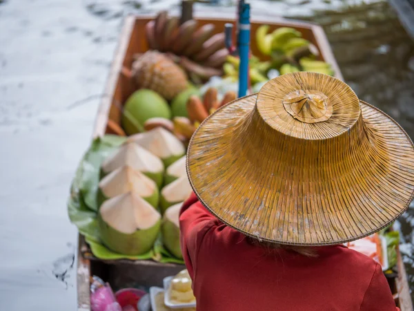 Traders selling vegetables and fruits by sailing a boat in a fl — Stock Photo, Image