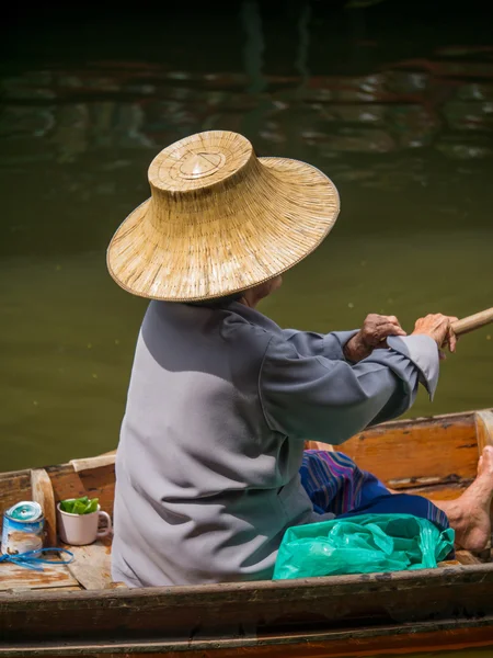Commerçants vendant des légumes et des fruits en naviguant sur un bateau dans un fl — Photo