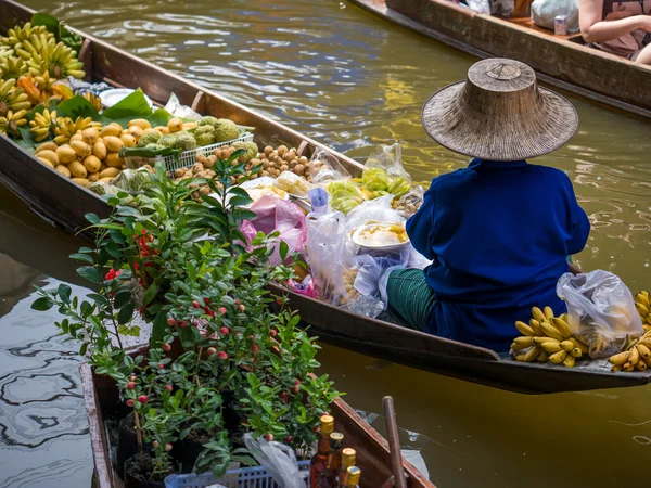 Traders selling vegetables and fruits by sailing a boat in a fl — Stock Photo, Image