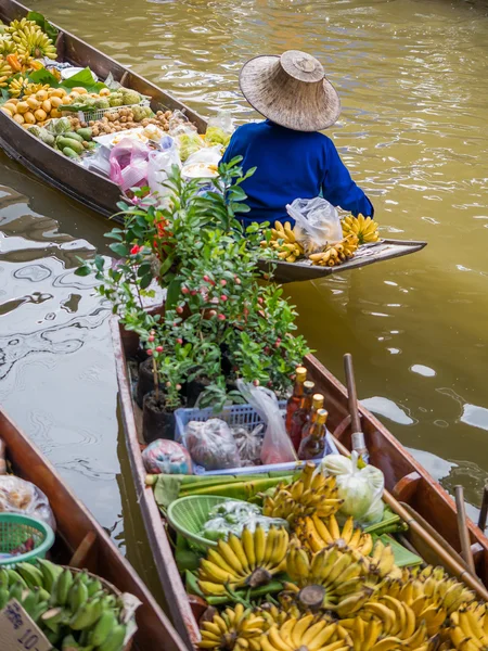 Prodej zeleniny a ovoce plachetnice v plochý obchodníci — Stock fotografie