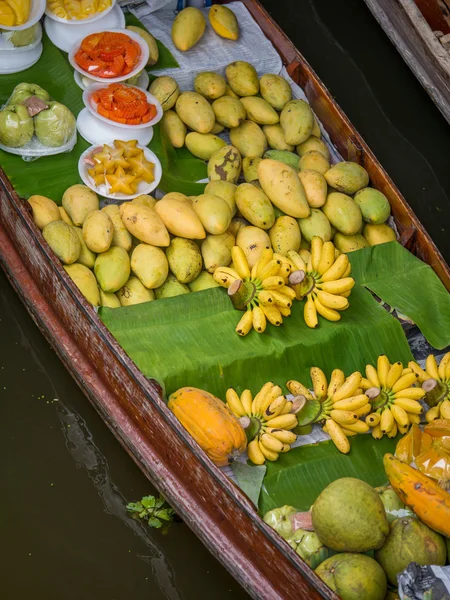 Commercianti che vendono frutta e verdura navigando in barca in un fl — Foto Stock