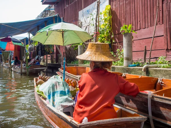 Comerciantes que venden verduras y frutas navegando en un barco en una fl — Foto de Stock