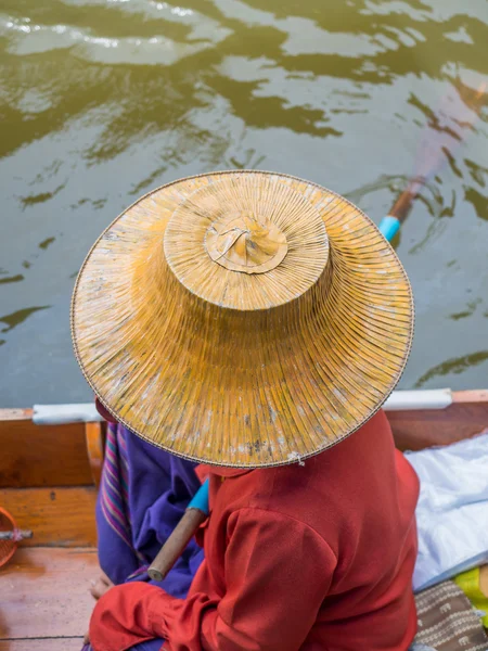 Comerciantes que venden verduras y frutas navegando en un barco en una fl — Foto de Stock