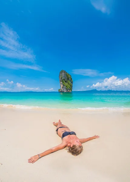 Mulher relaxante na praia idílica — Fotografia de Stock