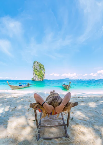 Mulher relaxante na cadeira de convés — Fotografia de Stock