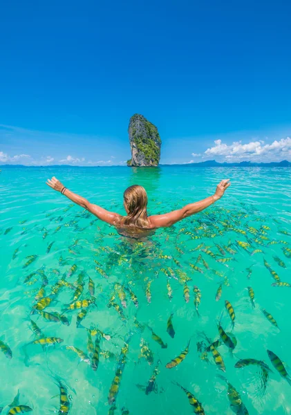 Femme nageant avec tuba, mer d'Andaman, Thaïlande — Photo