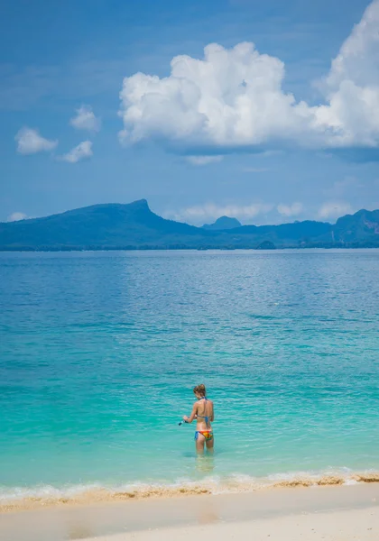 Beautiful girl in a bathing suit with a mask and snorkel — Stock Photo, Image