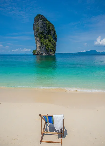 Üres szék a gyönyörű tengerparton, Thaiföld — Stock Fotó