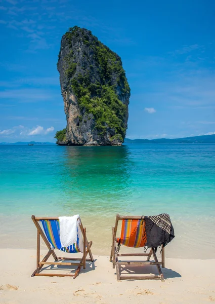 Sedia vuota sulla bellissima spiaggia in Thailandia — Foto Stock