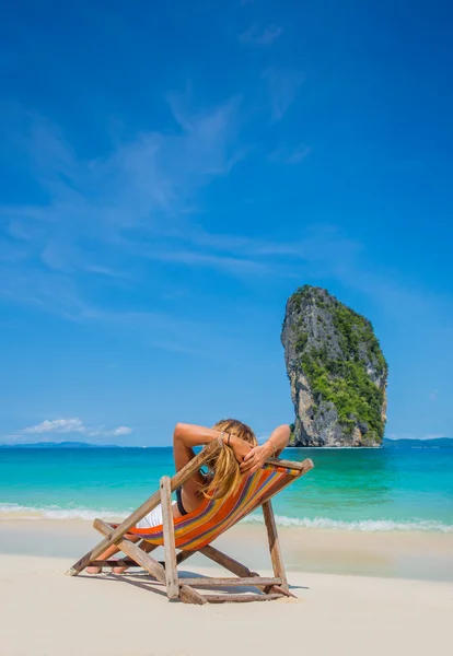 Kvinnan solningsutrustning på stranden i Thailand — Stockfoto