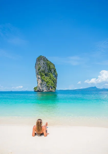 Uma mulher bonita na praia. Ilha Phi phi . — Fotografia de Stock