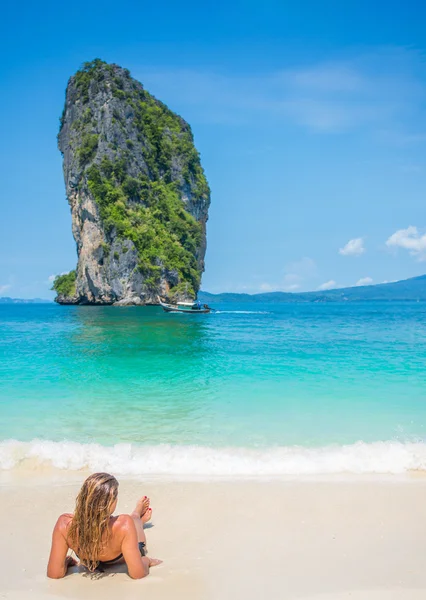 Vacker kvinna på stranden. Phi phi-öarna. — Stockfoto