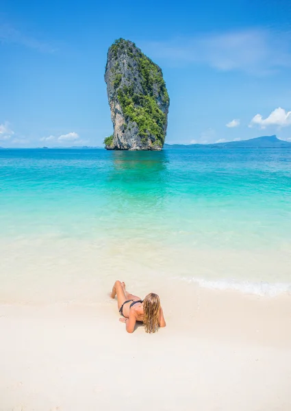 Bella donna sulla spiaggia. Phi phi isola . — Foto Stock