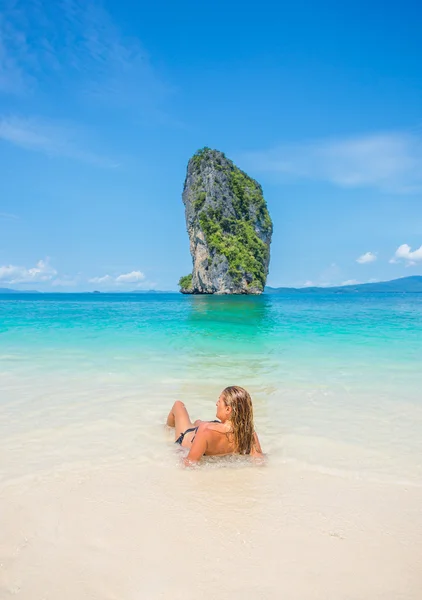 Vacker kvinna på stranden. Phi phi-öarna. — Stockfoto
