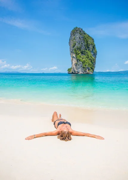 Vacker kvinna på stranden. Phi phi-öarna. — Stockfoto