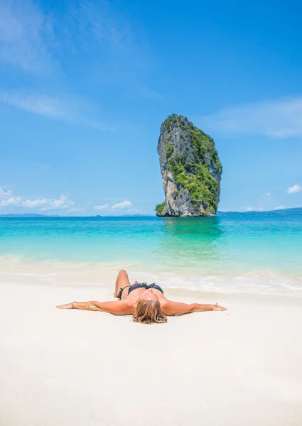 Bella donna sulla spiaggia. Phi phi isola . — Foto Stock