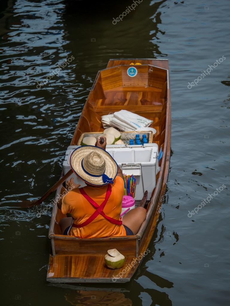 Торговцы Продают Овощи И Фрукты На Лодке. – Стоковое Редакционное.