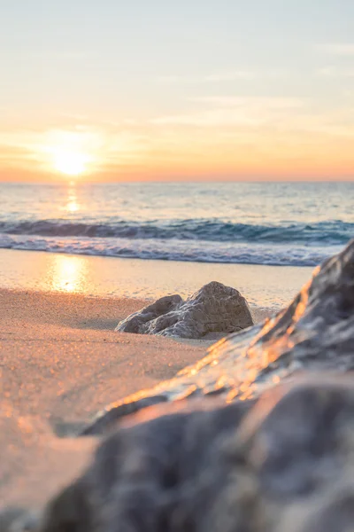 Praia de Egremni, ilha de Lefkada, Grécia. Praia grande e longa com — Fotografia de Stock