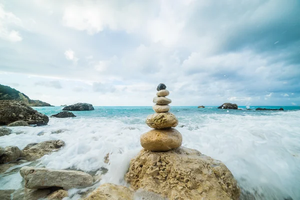 Sea dramatic landscape, harmony environment and zen stones tower — Stock Photo, Image