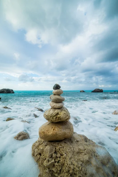 Wieża harmonii środowiska i zen kamienie morze dramatyczny krajobraz, — Zdjęcie stockowe