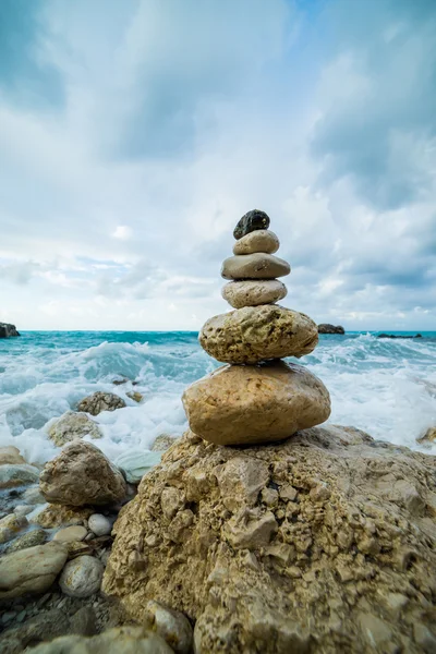 Meer dramatische Landschaft, Harmonie Umwelt und Zen-Steine Turm — Stockfoto