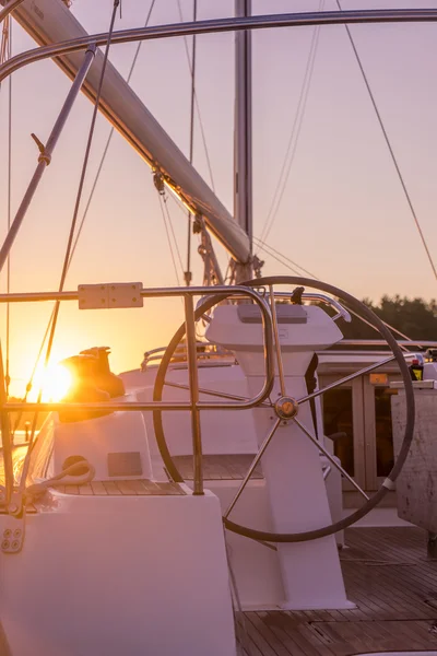 Jacht żaglowy o zachodzie słońca — Zdjęcie stockowe